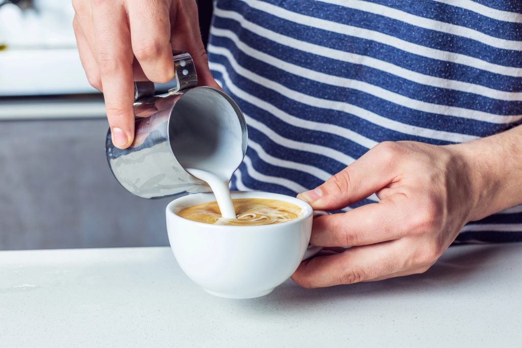 Cómo pedir un café en España: diccionario completo 1.1 café con leche
